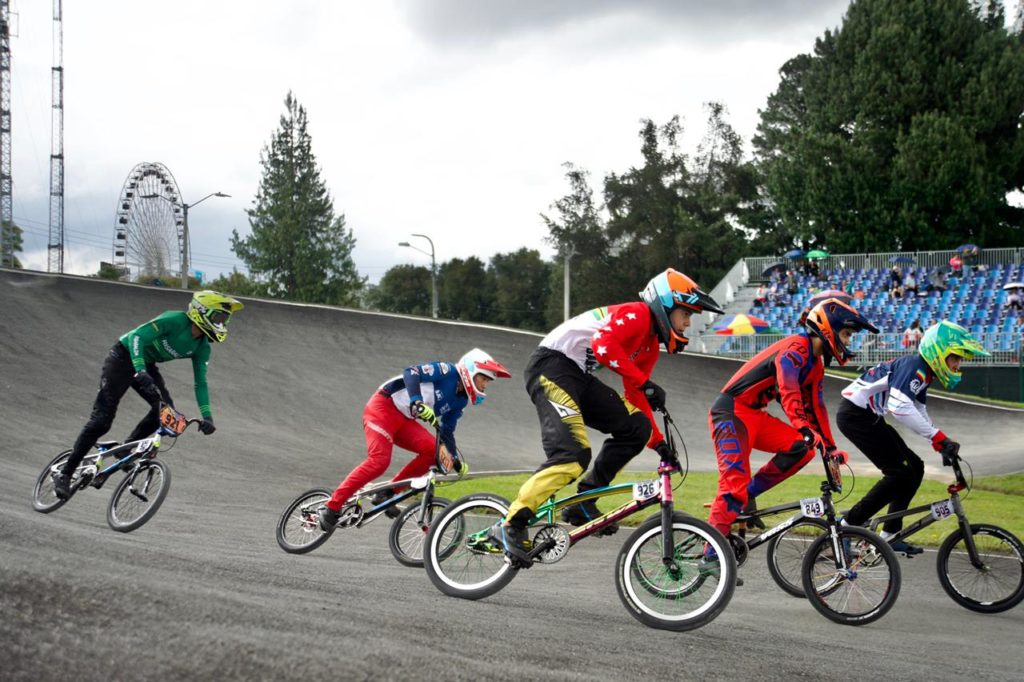 Corredores en la disputa de la Copa Nacional de BMX.